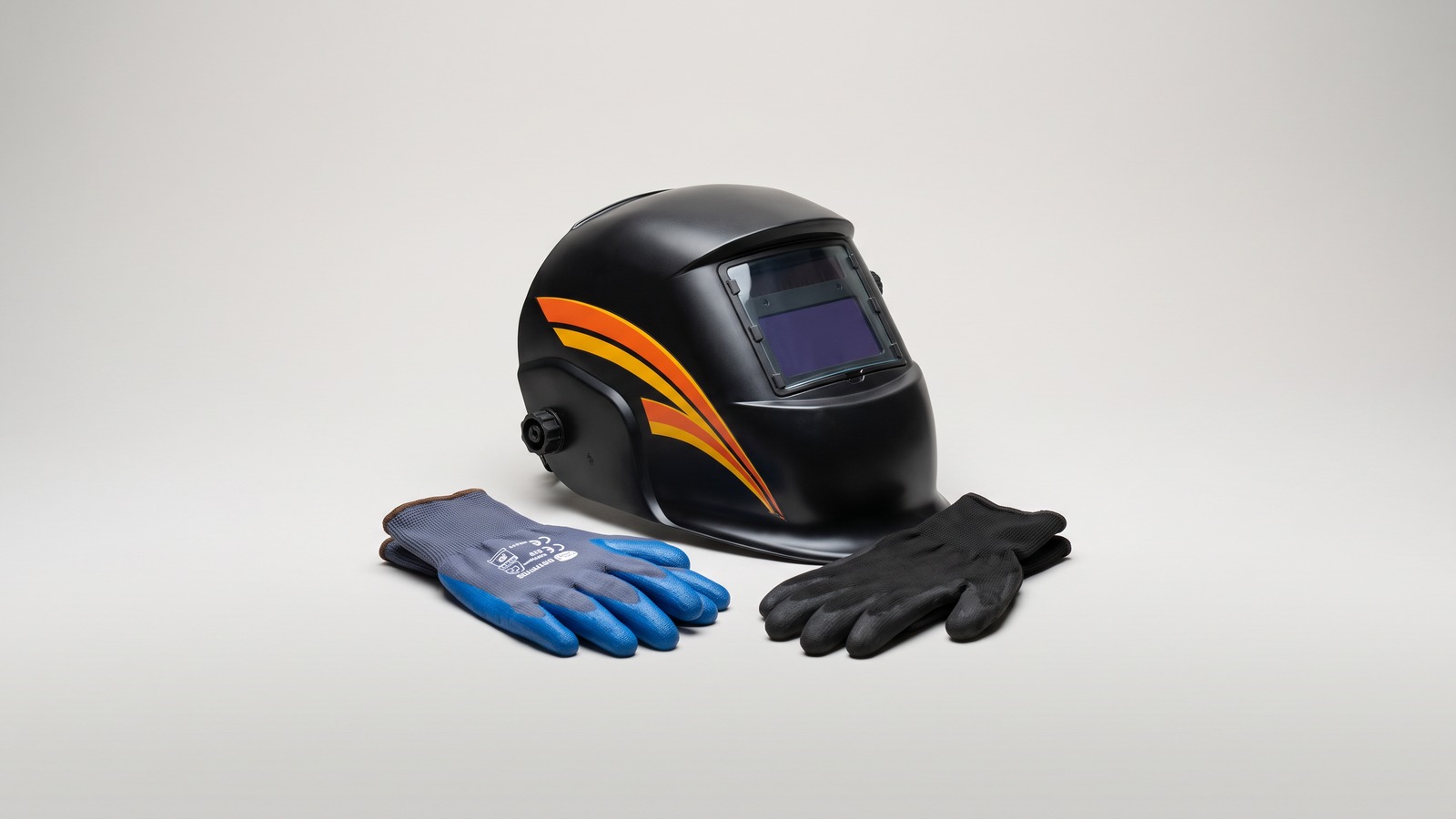 Careta de soldar y guantes de trabajo